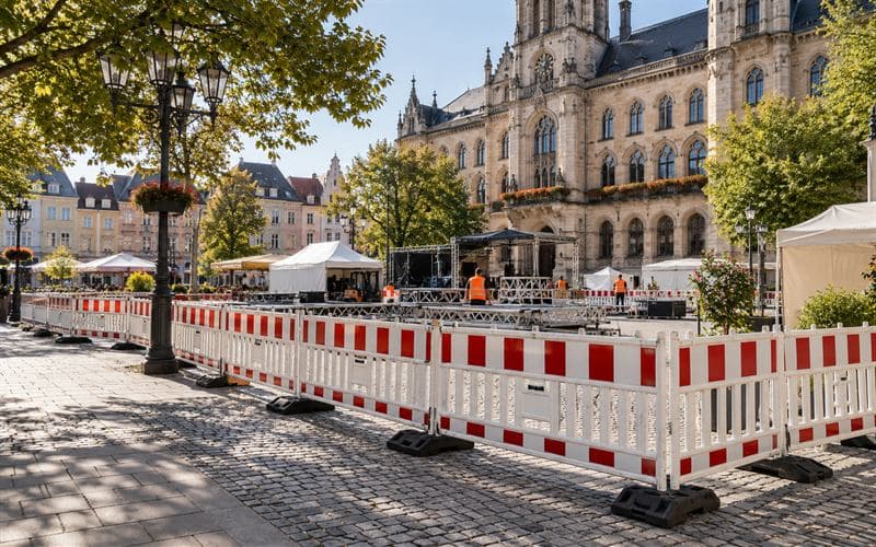 Abgesperrter Marktplatz vor einem Rathaus beim Aufbau einer Veranstaltung
